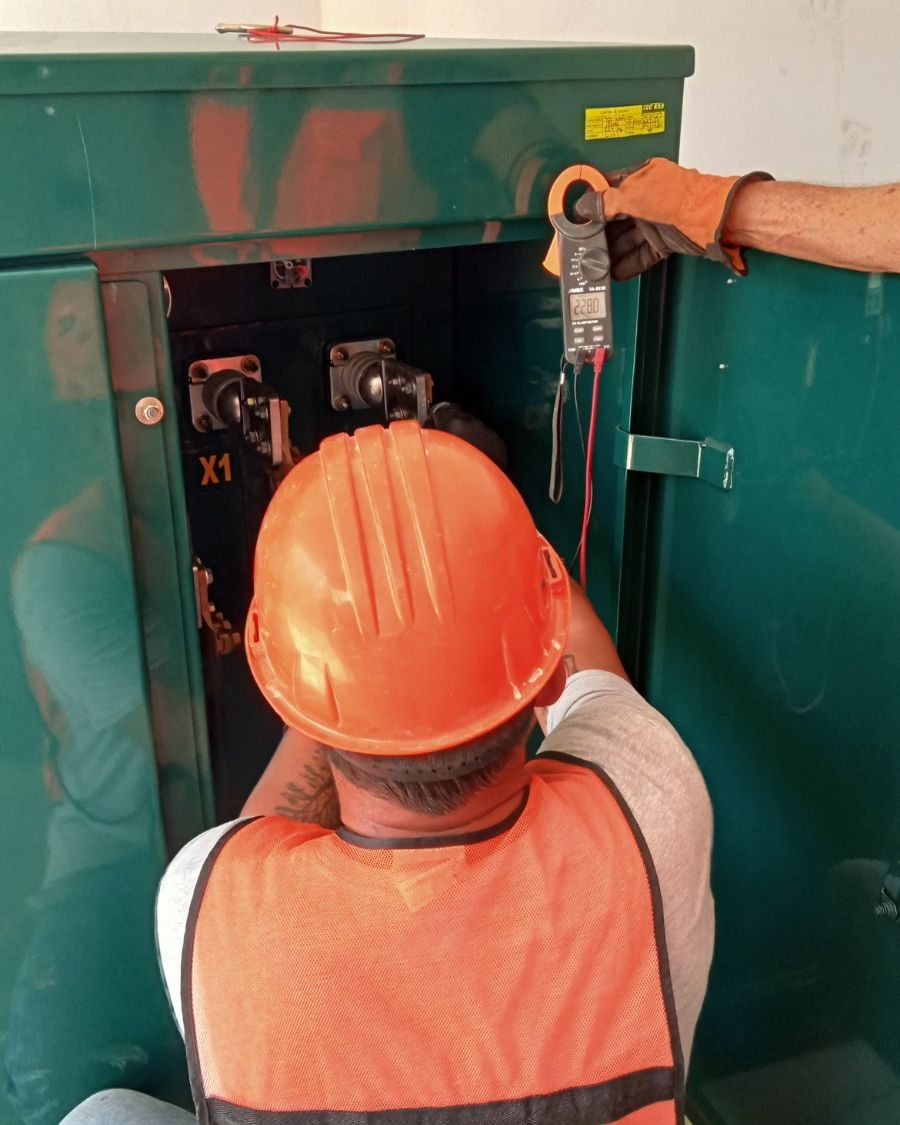 Técnico conectando una subestación pedestal