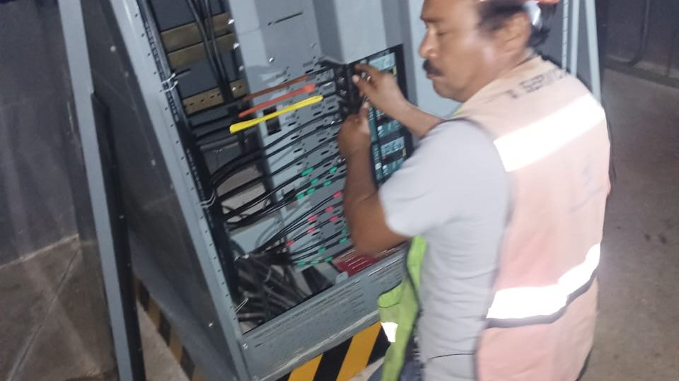 Técnico trabajando en un tablero